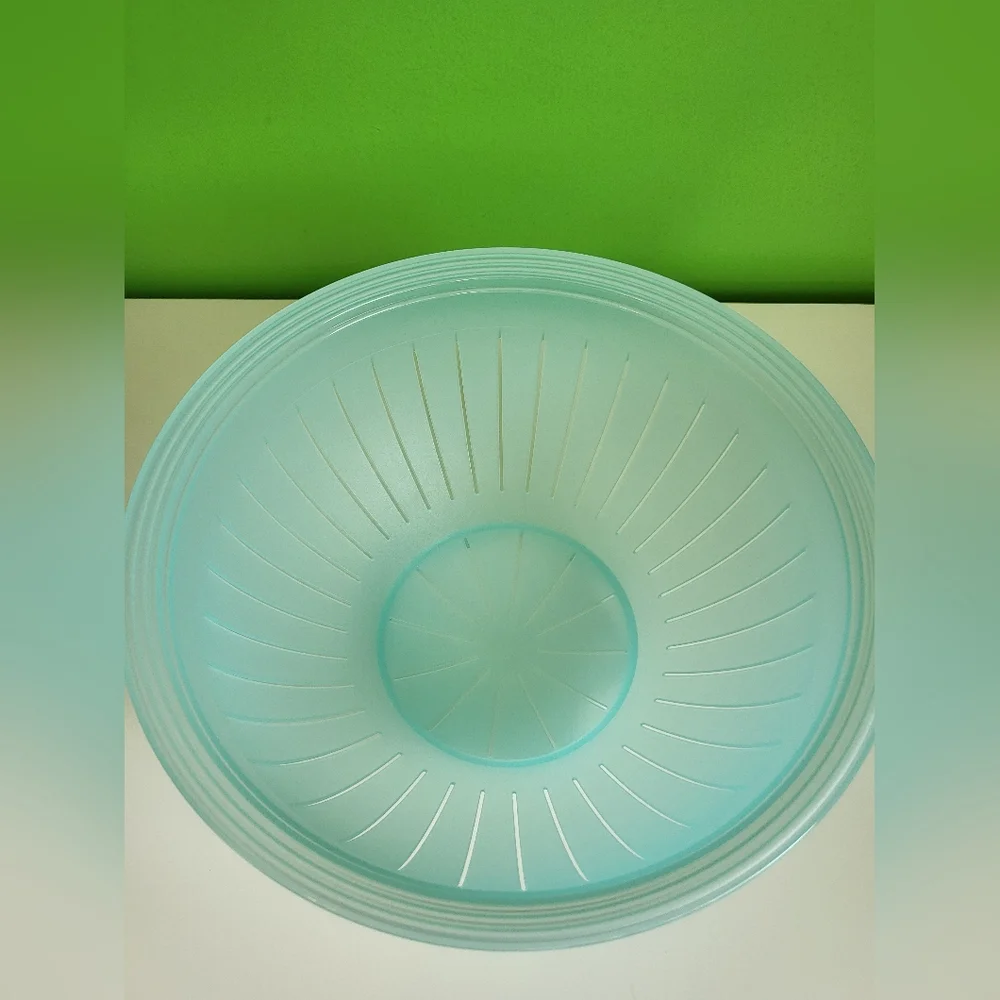 Tupperware Colander - Picture 2 of 3